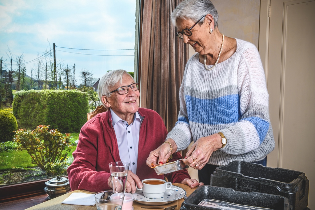Dankzij maaltijdservice aan huis kunnen je ouders langer thuiswonen. 